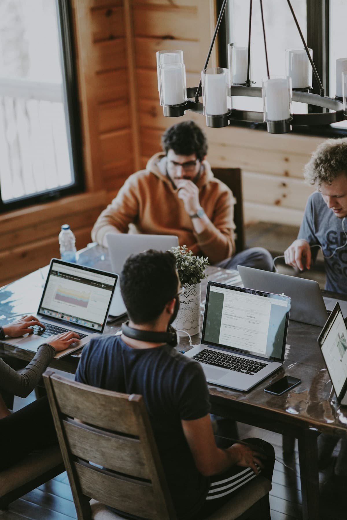 Équipe de professionnels - avocats, experts-comptables et conciliateurs collaborant pour la résolution de litiges bancaires