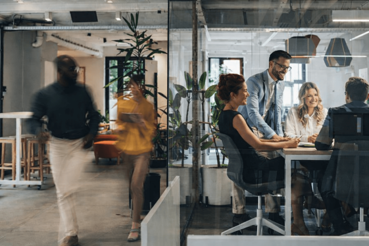 Équipe de professionnels - avocats, experts-comptables et conciliateurs collaborant pour la résolution de litiges bancaires